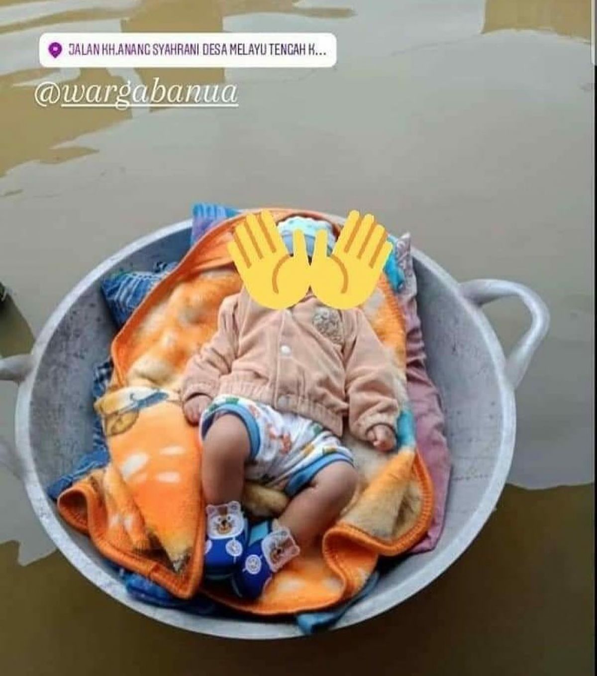 Bukti Cinta Orang Tua, Ayah Terobos Banjir Setinggi Dada dan Taruh Anak di Bak Bukti Cinta Orang Tua, Ayah Terobos Banjir Setinggi Dada dan Taruh Anak di Bak
