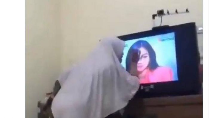 Kocak, Emak-emak Emosi dan Pukuli TV, Kesal dengan Pemeran Antagonis