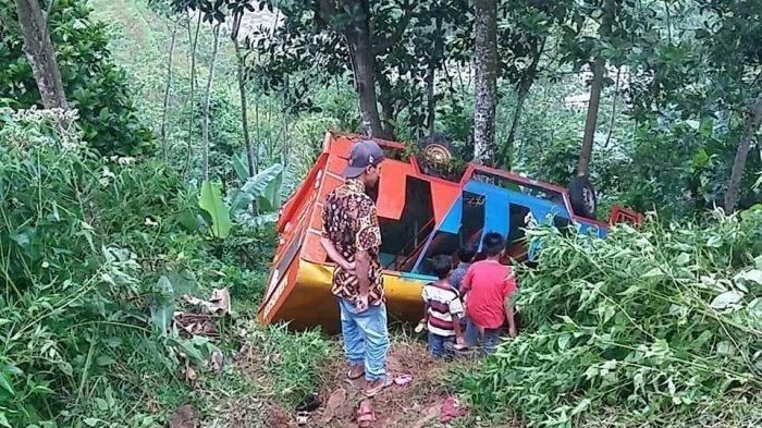 Tak Kuat Menanjak, Odong-odong Bawa 22 Orang Rombongan Pengantin, Terjun ke Jurang