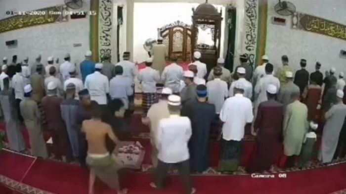 Sudah Dihalangi Jamaah, Seorang Pria Nekat Terobos Shaf Sholat dan Peluk Imam Masjid