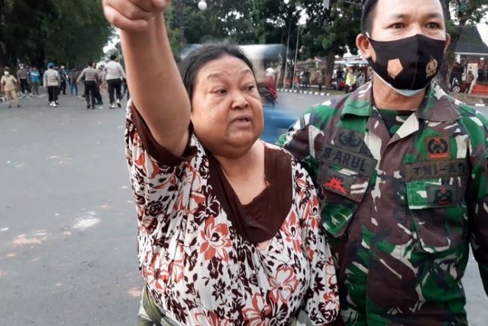 Nenek Ngamuk, Tak Terima Kampung Kena Gas Air Mata, 'Ada orang tua yang sakit, aku tuntut kalian'