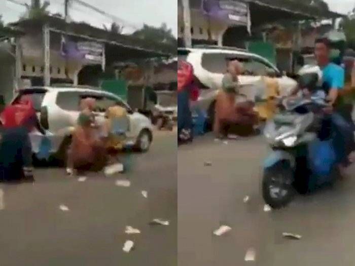 Viral, Pengemudi Mobil Lempar Uang di Jalanan untuk Sumbangan Masjid