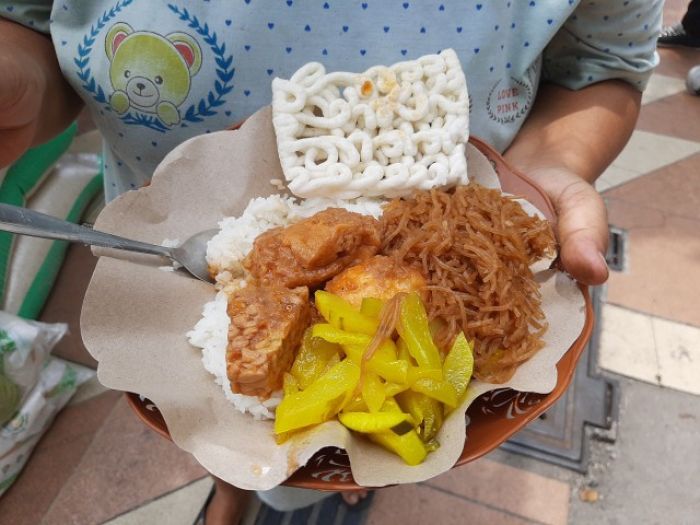 Kisah Viral, Yoni Beri Makan Gratis untuk 100 Orang/Hari, 'Berbagi tak harus tunggu kaya' Kisah Viral, Yoni Beri Makan Gratis untuk 100 Orang/Hari, 'Berbagi tak harus tunggu kaya'