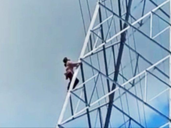 Diduga Depresi, Wanita Nekat Panjat Tower BTS Jelang Maghrib