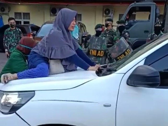 Viral, Ibu Dimakamkan Ala Jenazah Covid-19, Anak Nangis Cegat Mobil Jenazah