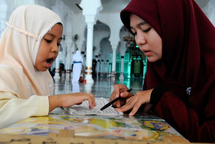 Anak itu Butuh Ibu yang Sholehah, Bukan yang Sibuk Benerin Wajah
