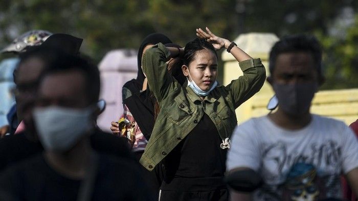 Bahaya, Jangan Turunkan Masker ke Dagu Meski Saat Makan, Ini Sebabnya