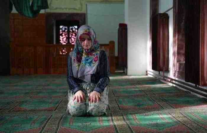 Shalat Hanya Gunakan Mukenah Saja Tanpa Baju, Memang Boleh?