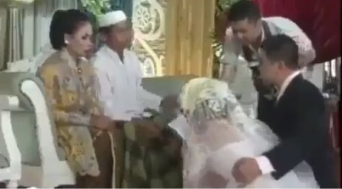 Seperti Kesurupan, Pengantin Wanita ini Menangis dan Berteriak Histeris Saat Sungkem