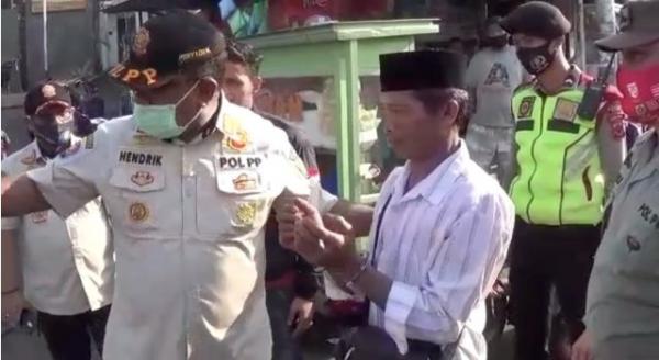 Seperti Habis Melakukan Tindak Kejahatan, Pria di Bogor Diborgol Karena Tak Pakai Masker