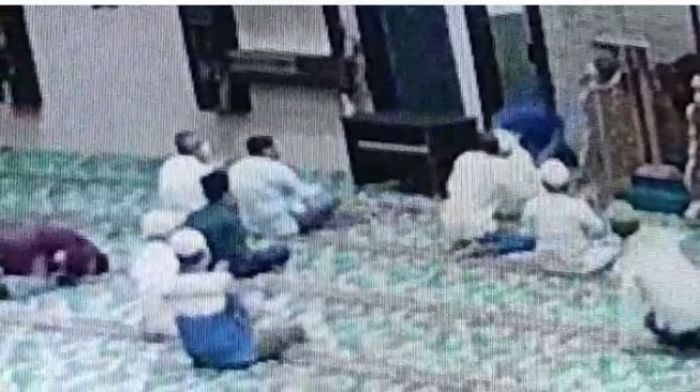 Detik-detik Imam Masjid Ditusuk Pisau Hingga 2 Kali, Namun Tak Terluka Sama Sekali