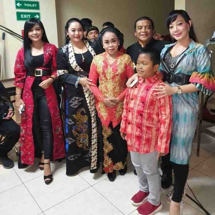 Potret Istri Didi Kempot, Yan Vellia yang Selalu Setia Dampingi Suami Hingga Akhir Hayat